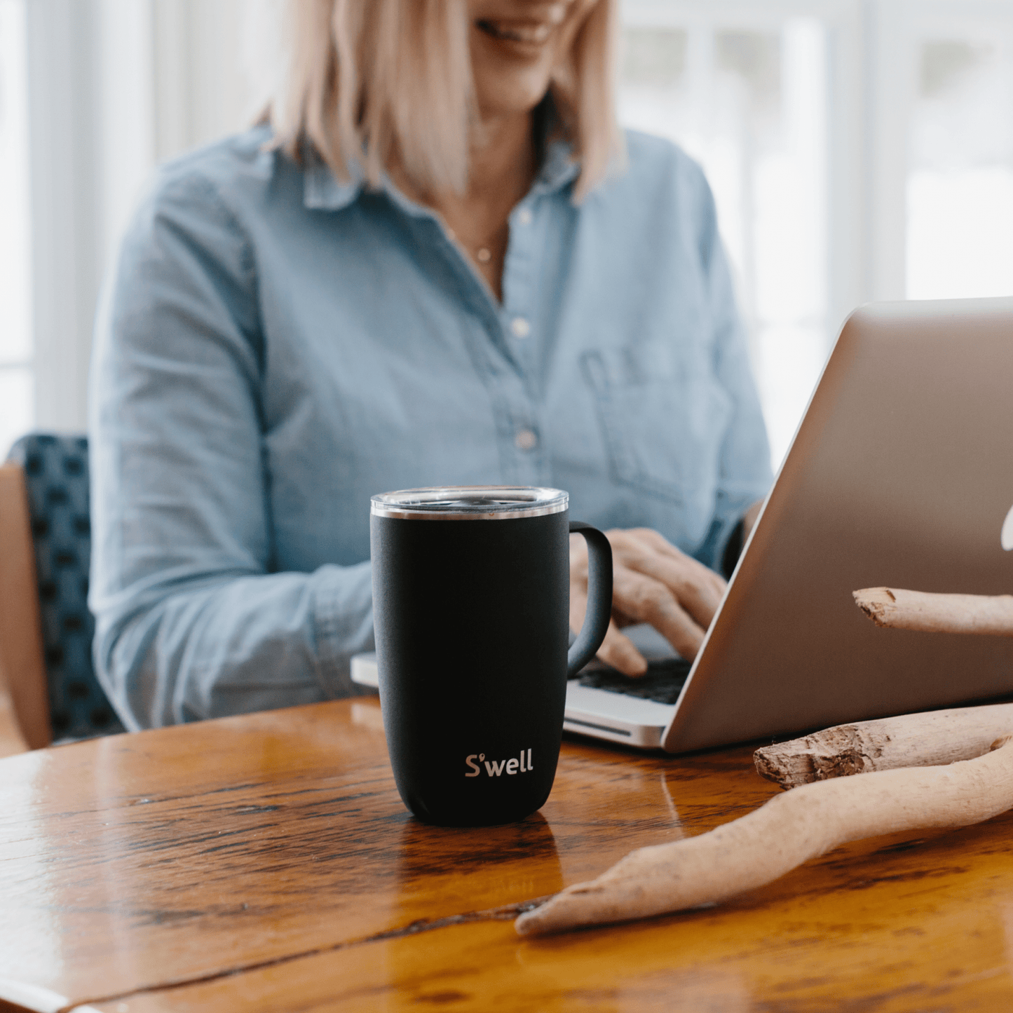 mug-16oz-a6 Swell-16oz-Mug-Onyx-Lifestyle-1.png