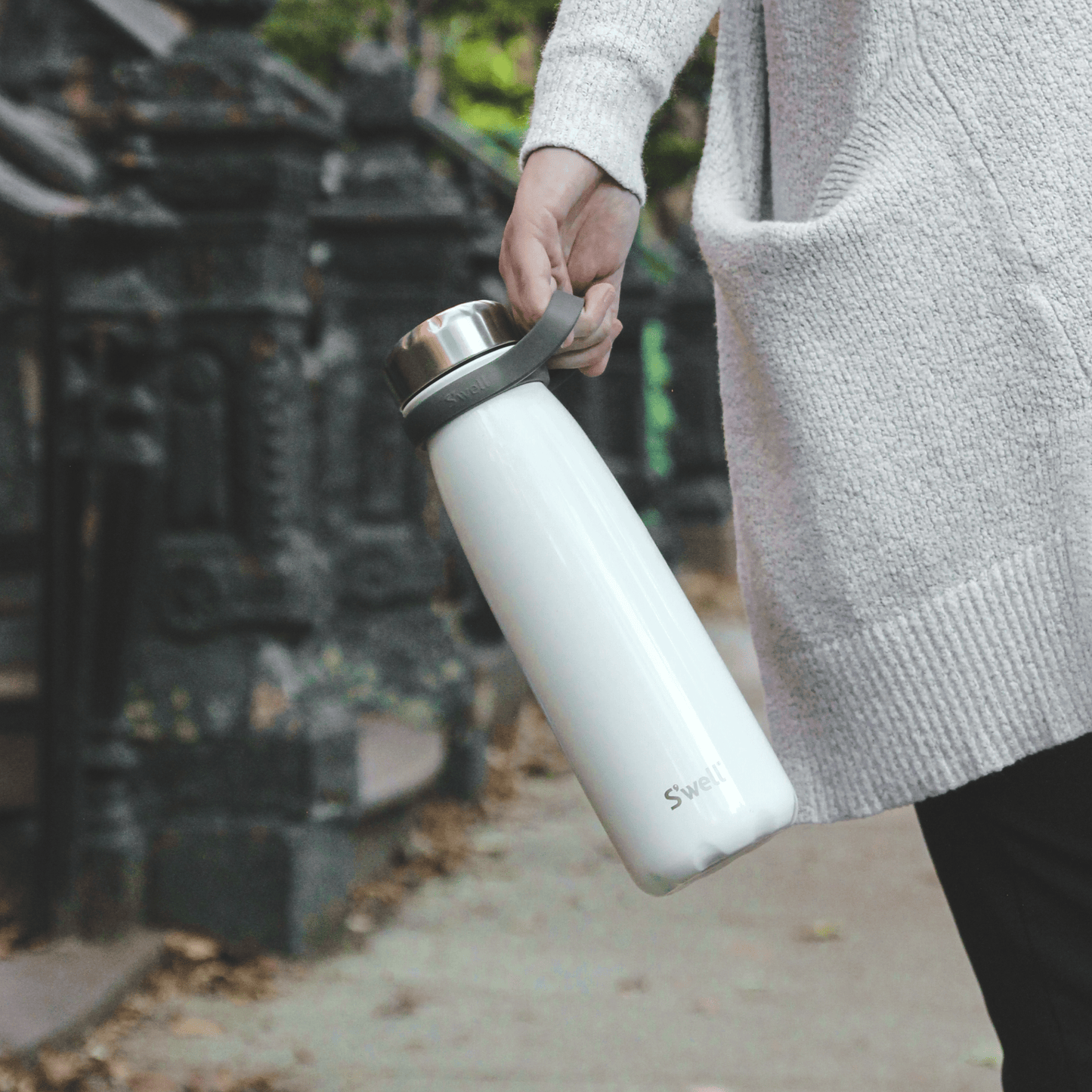 traveler-40oz-q1 Swell-Water-Bottle-Traveler-40oz-White-Angel-Food-Lifestyle-1.png