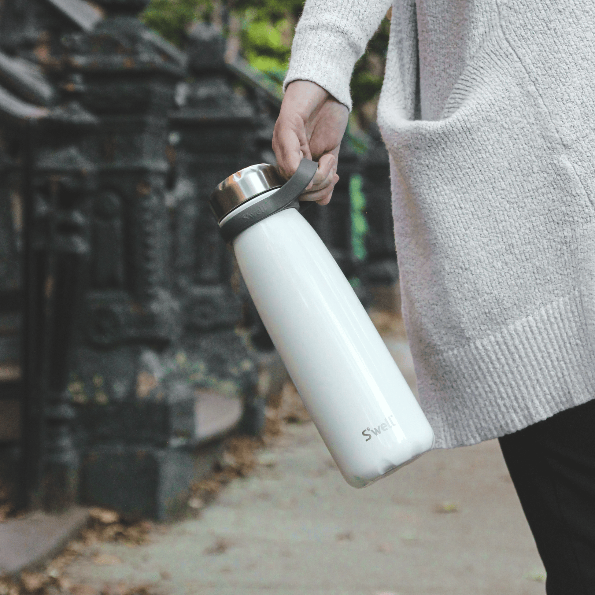 traveler-40oz-q1 Swell-Water-Bottle-Traveler-40oz-White-Angel-Food-Lifestyle-1.png