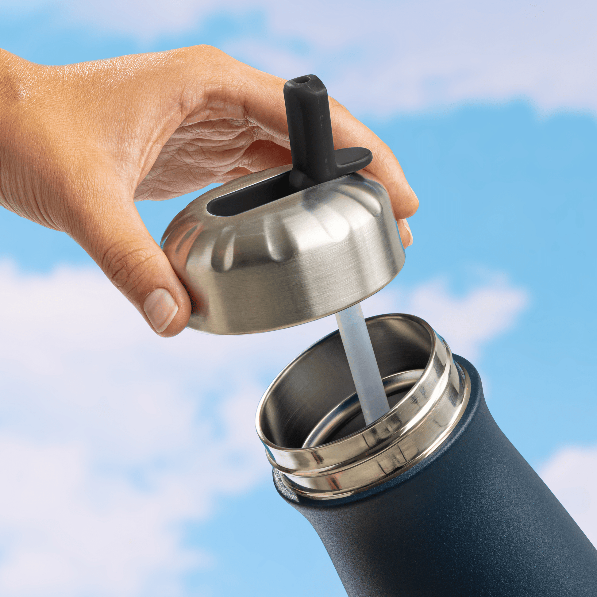 traveler-flip-straw-lid-c2 Swell_Flip_Straw_Cap_Traveler-Straw-Down-Bottle-1.png